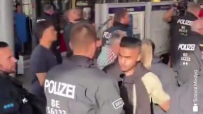 Almanya’nın başkenti Berlin’de Filistin’e destek amacıyla düzenlenen bir gösteriye polis