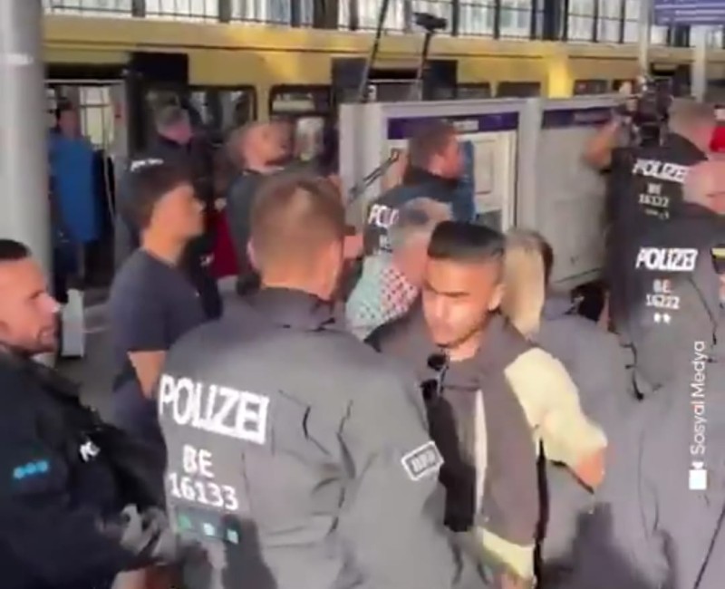 Almanya’nın başkenti Berlin’de Filistin’e destek amacıyla düzenlenen bir gösteriye polis