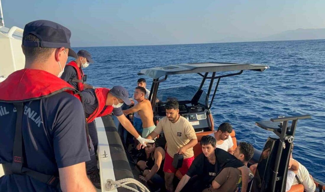 17 düzensiz göçmen kurtarıldı, 1 göçmen kaçakçısı yakalandı Muğla’nın Dalaman ilçesi açıklarında bindikleri lastik botun arızalanması üzerine sürüklenen