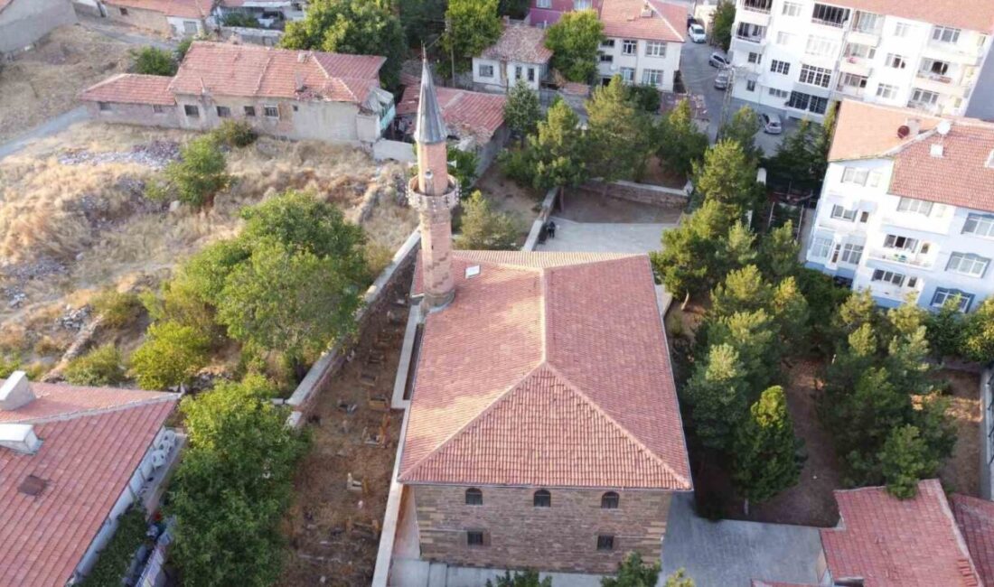 2 asırlık cami, süslemeleriyle dikkat çekiyor Yozgat’ta bulunan Başçavuşoğlu Camii, 19. yüzyıldan günümüze uzanan tarihi ve
