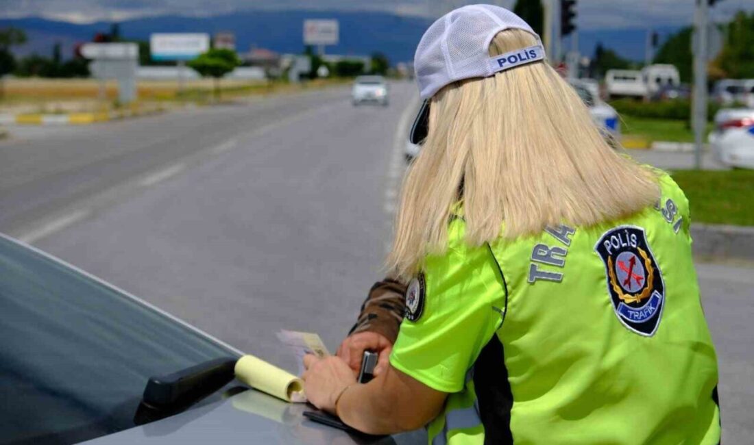 2 bin 842 araç sürücüsüne ceza yazıldı DÜZCE(İHA) – Düzce’de polis ve jandarma ekipleri tarafından yapılan denetimlerde