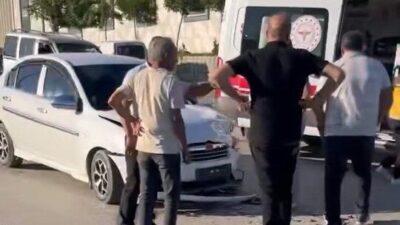 Bursa’nın İnegöl ilçesinde meydana gelen kazada 2 otomobil kafa kafaya