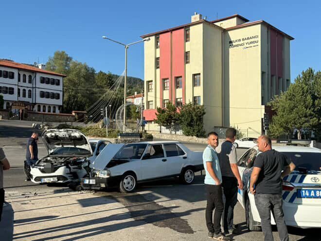 2 otomobil kafa kafaya çarpıştı Bolu’da D-100 kara yolunun Gerede ilçesi geçişinde ışıklı kavşakta iki