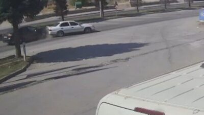 Kahramanmaraş’ın Elbistan ilçesinde 3 aracın karıştığı kaza güvenlik kamerasına yansıdı.