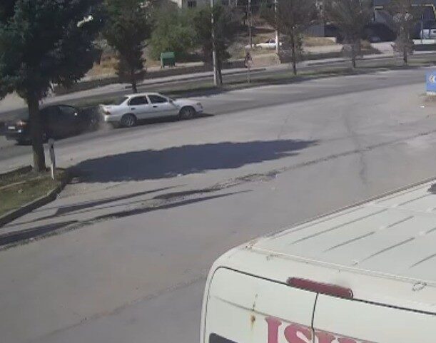 3 aracın karıştığı kaza güvenlik kamerasında Kahramanmaraş’ın Elbistan ilçesinde 3 aracın karıştığı kaza güvenlik kamerasına yansıdı.