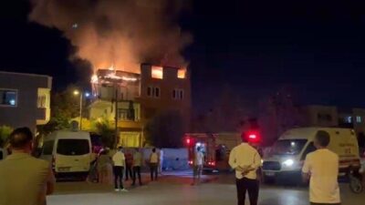 Adana’da 3 katlı evin 3. katında yangın çıktı. Ev yangından