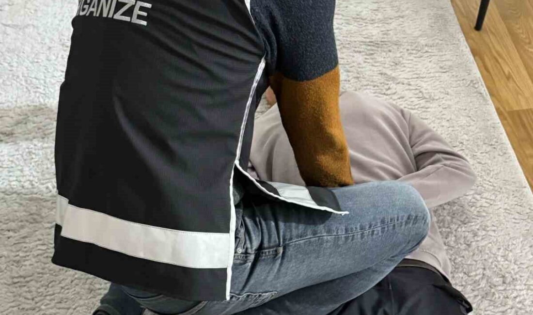 30 yıl hapisle aranan şahıs, Menemen’de gizlendiği evde yakalandı Hırsızlık, yol kesme ve çeşitli suçlardan toplam 30 yıl 3