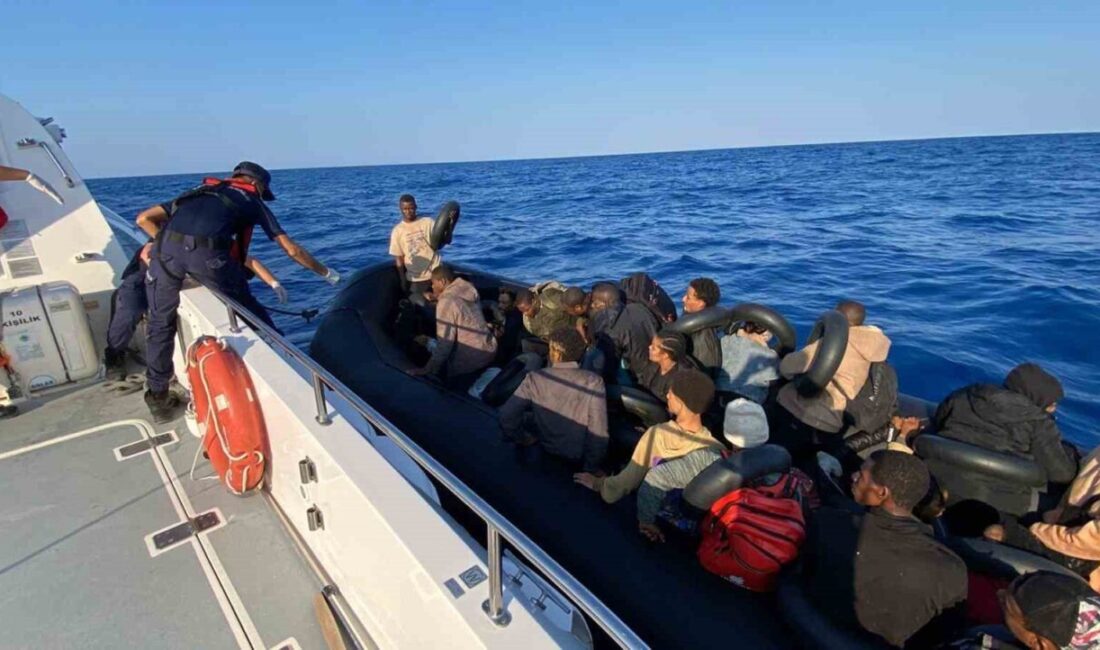 36 düzensiz göçmenin bulunduğu lastik bot arızalanınca Sahil Güvenlik kurtardı Muğla’nın Fethiye ilçesi açıklarında bindikleri lastik botun arızalanması üzerine sürüklenen