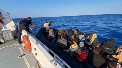 Muğla’nın Fethiye ilçesi açıklarında bindikleri lastik botun arızalanması üzerine sürüklenen