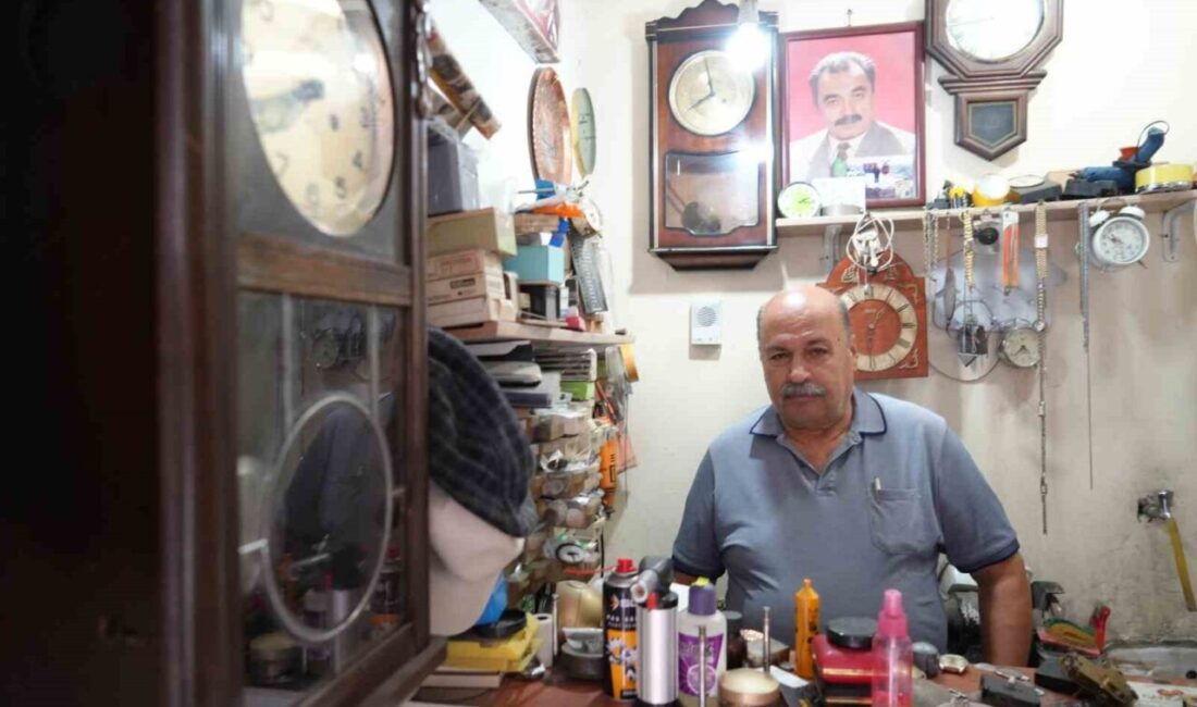 4 metrekarelik dükkanda zamana ayar veriyor Samsun’da 4 metrekarelik dükkânında babasından devraldığı mesleği sürdüren mekanik saat