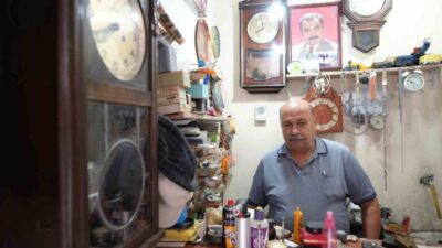 Samsun’da 4 metrekarelik dükkânında babasından devraldığı mesleği sürdüren mekanik saat