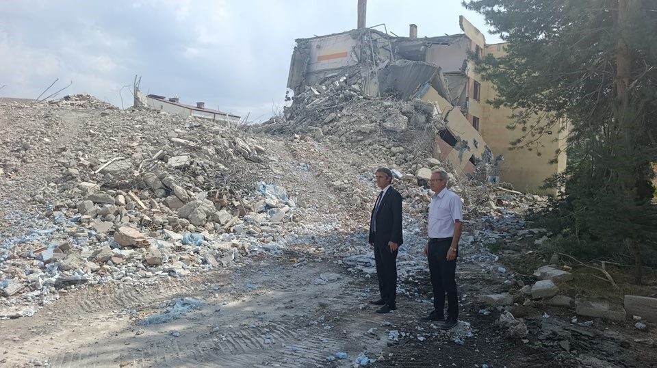 41 yıllık Bayburt İmam Hatip Lisesi binası yıkıldı 1977 yılında Bayburtlu hayırseverlerin öncülüğünde yapımına başlanan ve 1984 yılında