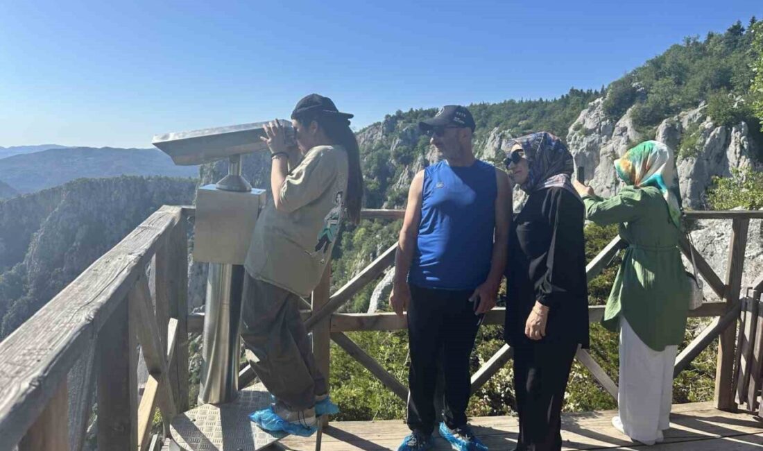 450 metrede adrenalin ve görsel şölen bir arada: Cam teras ziyaretçi akınına uğruyor Kastamonu’nun Azdavay ilçesindeki Çatak Kanyonu’na inşa edilen 450 metre yüksekliğindeki