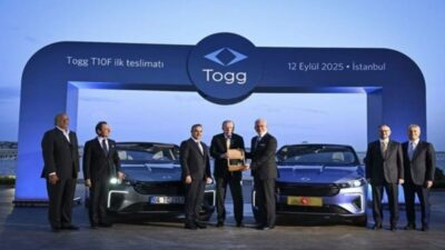 Cumhurbaşkanı Recep Tayyip Erdoğan, plakasında Cumhurbaşkanlığı forsu bulunan mavi renkli