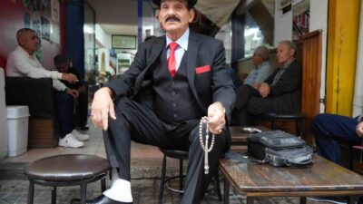 Samsun’da, 50 yıldır topuklu kundura ve takım elbisesiz sokağa adım