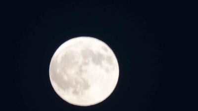 “Kanlı Ay” olarak bilinen tam ay tutulması başladı. 82 dakika