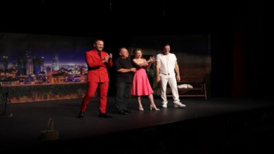 GÖRKEMLİ PRÖMİYERDE ÜNLÜLER VE TİYATROSEVERLER BULUŞTU İkiz kardeşler Cevahir ve