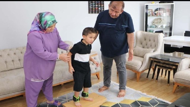 ACOX1 geninde iki farklı mutasyon taşıyan 7 yaşındaki Ahmet Kaplan,
