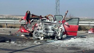 2 KİŞİ HAYATINI KAYBETTİ Kazada hurdaya dönen otomobilde bulunan 2