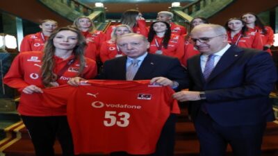 Cumhurbaşkanı, 2025 Dünya Şampiyonası’nda gümüş madalya kazanan A Milli Kadın