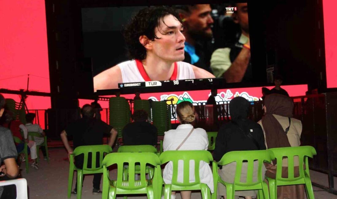 A Milli Erkek Basketbol Takımı’nın finali Şırnak’ta dev ekranlardan izlendi Şırnaklı vatandaşlar, A Milli Erkek Basketbol Takımı’nın 2025 Avrupa Basketbol