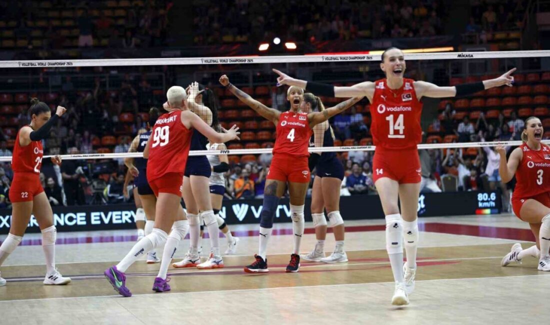 A Milli Kadın Voleybol Takımı final için sahada A Milli Kadın Voleybol Takımı, FIVB Dünya Voleybol Şampiyonası yarı