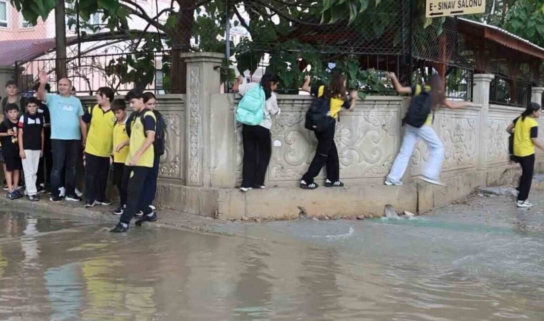 Adana Kozan’da fırtına ve yağmur etkili oldu Adana’nın Kozan ilçesinde etkili olan fırtına ve sağanak yağış hayatı