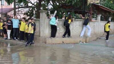 Adana’nın Kozan ilçesinde etkili olan fırtına ve sağanak yağış hayatı