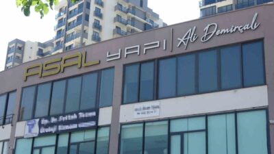 Adana’nın Yüreğir ilçe Belediye Başkanı Ali Demirçalı’nın yapı ofisine giren