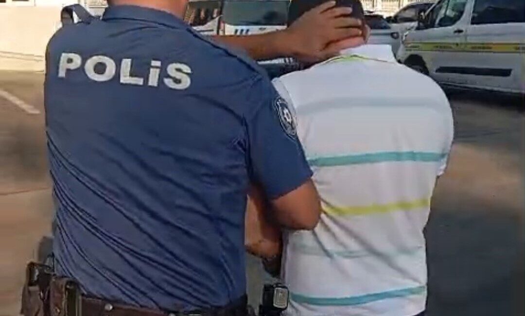 Adana’da çeşitli suçlardan aranan iki hükümlü yakalandı. Alınan bilgiye göre,