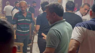 Adana’da polis ekipleri bir binada güçlendirilmiş çift çelik kapı ile