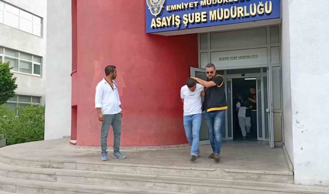 Adana’da hükümlülere şafak operasyonu: 5 kişi yakalandı Adana’da polis, kesinleşmiş hapis cezası bulunan hükümlülere yönelik düzenlendiği operasyonda