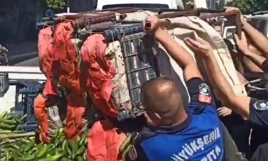 Adana Büyükşehir Belediyesi zabıta ekipleri kentin bir çok noktasındaki seyyar