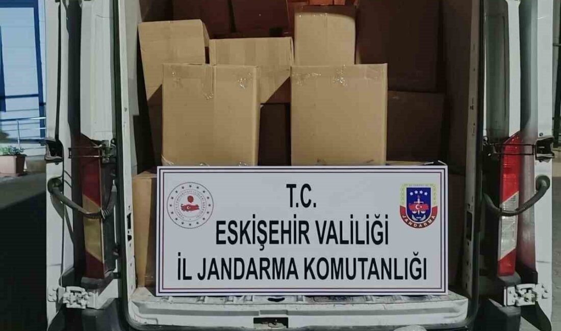 Adana’dan Eskişehir’e 1 ton 125 kilogram kaçak tütün getiren şahıs yakalandı Adana’dan Eskişehir’e kaçak tütün getiren şahısın aracında ve deposunda jandarma