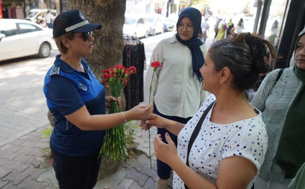 Adıyaman Belediyesi zabıtası esnafa kırmızı karanfil dağıttı Adıyaman’da her yıl 1-7 Eylül tarihleri arasında kutlanan Zabıta Haftası,