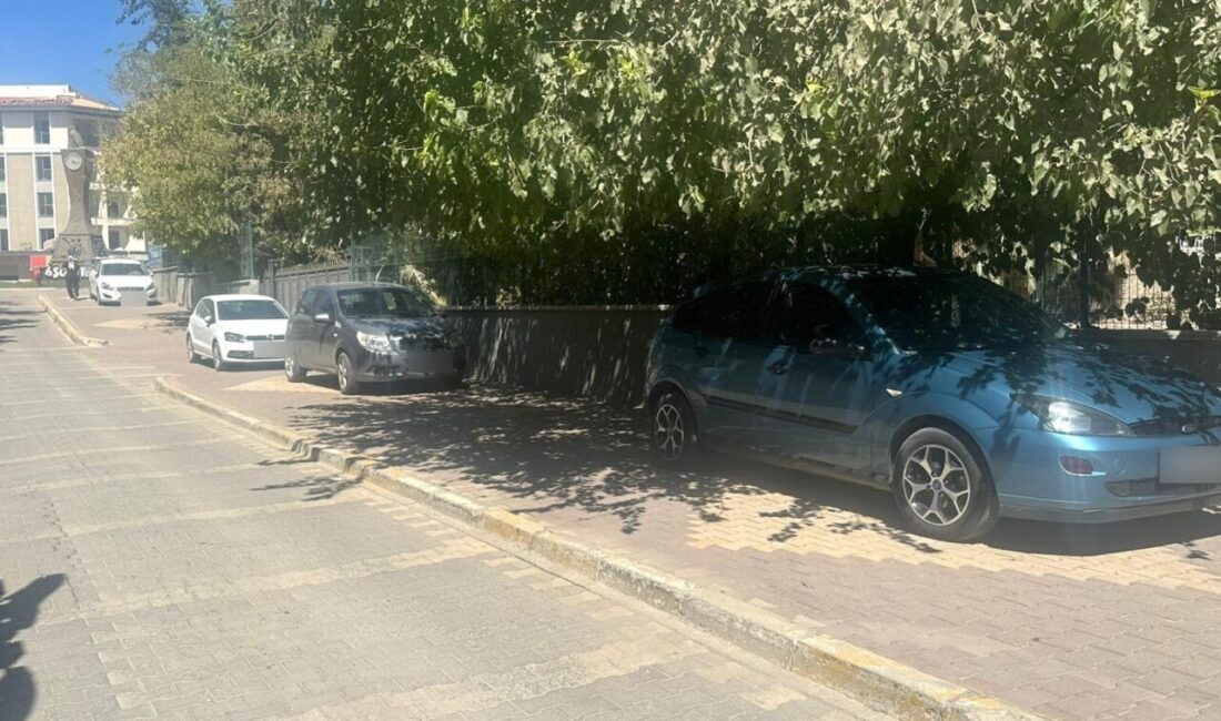 Adıyaman merkezde yaşanan kaldırım işgali vatandaşların tepkisini çekiyor. Özellikle şehir