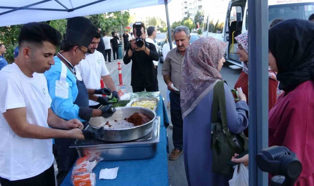 Adıyaman’da öğrencilere çiğ köfteli karşılama Adıyaman Üniversitesi’nde 2025-2026 akademik yılı başlarken, öğrenciler çiğ köfte ikramıyla