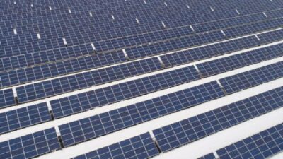 Küresel güneş enerjisi sektörü, 2025’in ilk yarısında tarihi bir büyüme