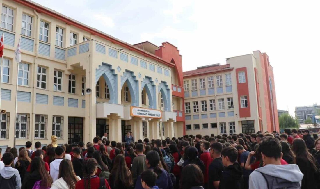 Afyonkarahisar’da 142 bin 576 öğrenci ders başı yaptı Yurt geneli ile birlikte Afyonkarahisar’da yeni ders zilinin çalması ile