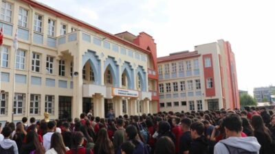 Yurt geneli ile birlikte Afyonkarahisar’da yeni ders zilinin çalması ile