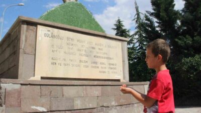 Afyonkarahisar’da 63 yılı aşkındır yol ortasında duran ‘Askeri Baba’ isimli