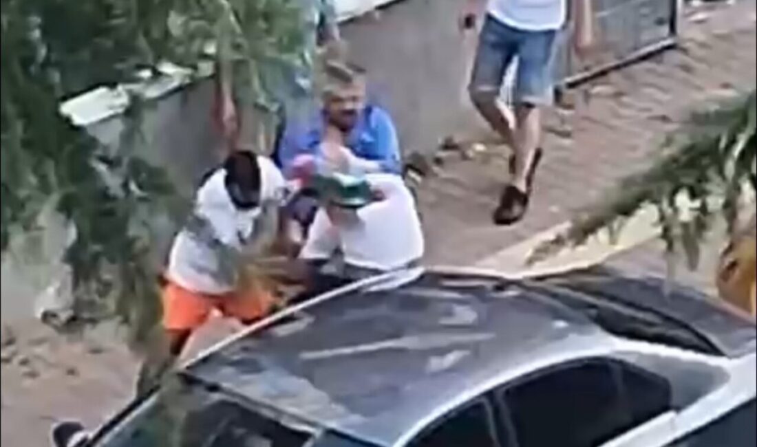 Ağabeyini darbedeni bıçakladı: O anlar kamerada Samsun’da ağabeyini darbeden kişiyi bıçaklayan genç tutuklandı. Kavga ve bıçaklama