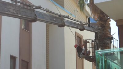 Antalya’da ağaç budaması için kiralanan ve hidroliği boşalan vinç yan