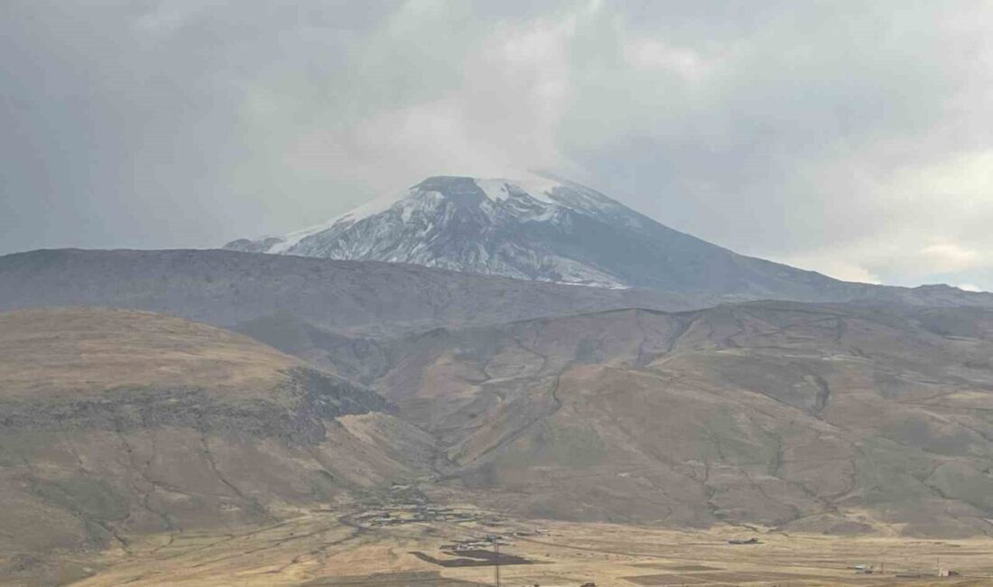 Ağrı Dağı beyaza büründü Sıcak havanın etkisini kaybettiği Iğdır’da yağmur etkili olurken, Ağrı Dağı’nın