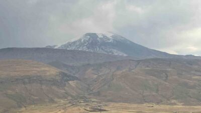 Sıcak havanın etkisini kaybettiği Iğdır’da yağmur etkili olurken, Ağrı Dağı’nın