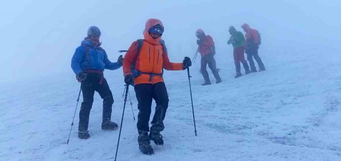 Ağrı Dağı’nda etkili olan kar yağışı ve fırtına, zirve tırmanışı