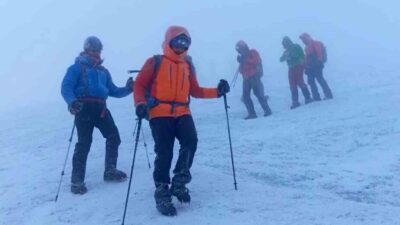 Ağrı Dağı’nda etkili olan kar yağışı ve fırtına, zirve tırmanışı