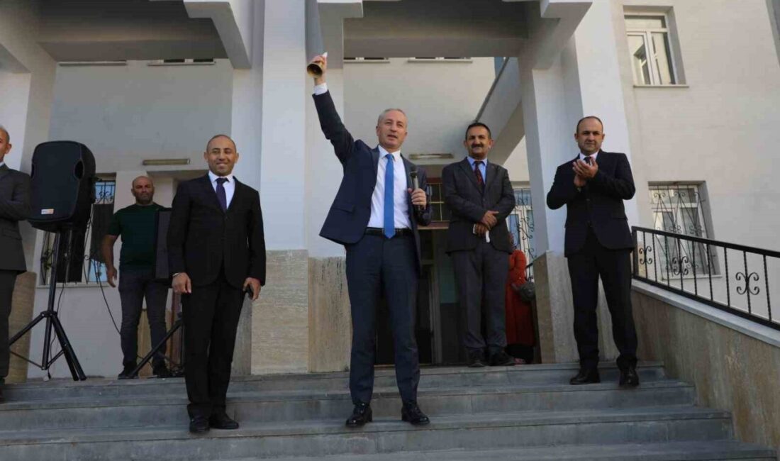 Ağrı’da 2025-2026 eğitim öğretim yılı ilk ders ziliyle başladı Ağrı İl Milli Eğitim Müdürü Hasan Kökrek, 2025-2026 eğitim öğretim