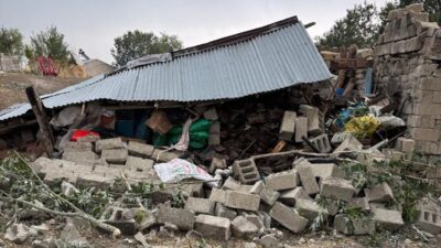 Ağrı’nın Tezeren Köyü’nde çıkan şiddetli fırtına, köyün büyük bölümünde çatıları