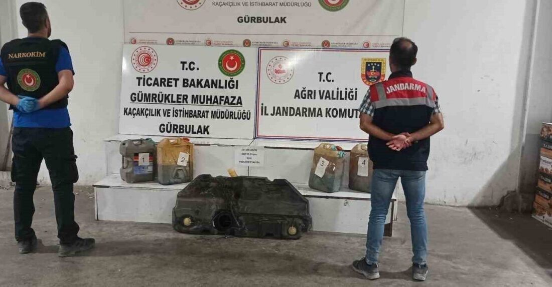 Ağrı’da tırın yakıt deposunda 56 kilo sıvı metamfetamin ele geçirildi Ağrı’da düzenlenen uyuşturucu operasyonunda, İran’dan giriş yapan bir tırın yakıt